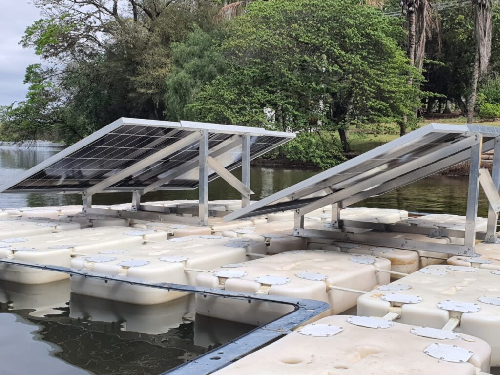 Visitantes conheceram de perto o funcionamento de uma usina flutuante. Foto: Canal Solar