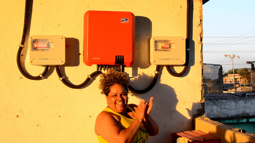 Inversor Sunny Boy da SMA e os dispositivos de proteção contra surtos da Clamper. Foto: Patricia Schneidewind/ComCat