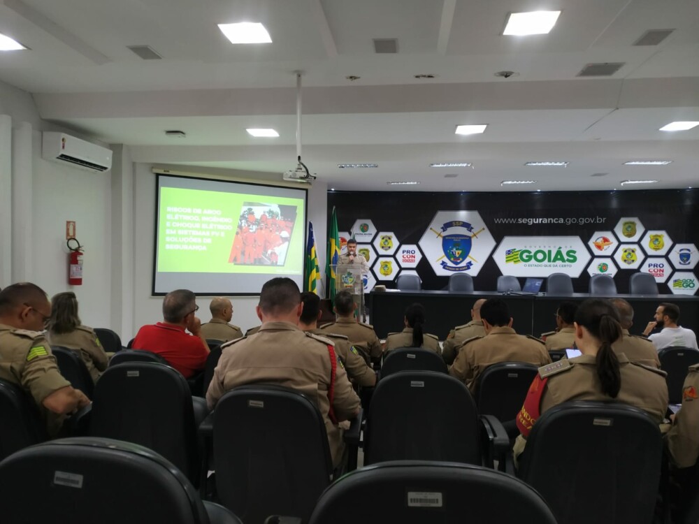 Oficiais do CBMGO participam de palestra sobre riscos relacionados a usinas solares e edificações geradoras de energia fotovoltaica