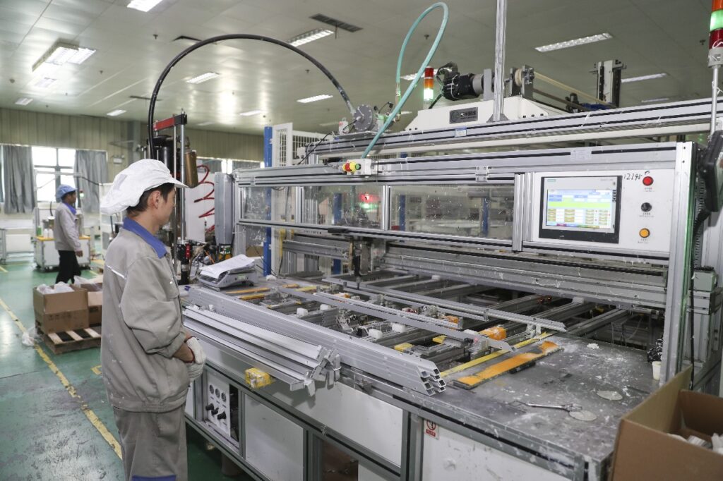 Fábrica de painéis solares da empresa. Imagem: HT-SAAE/Divulgação