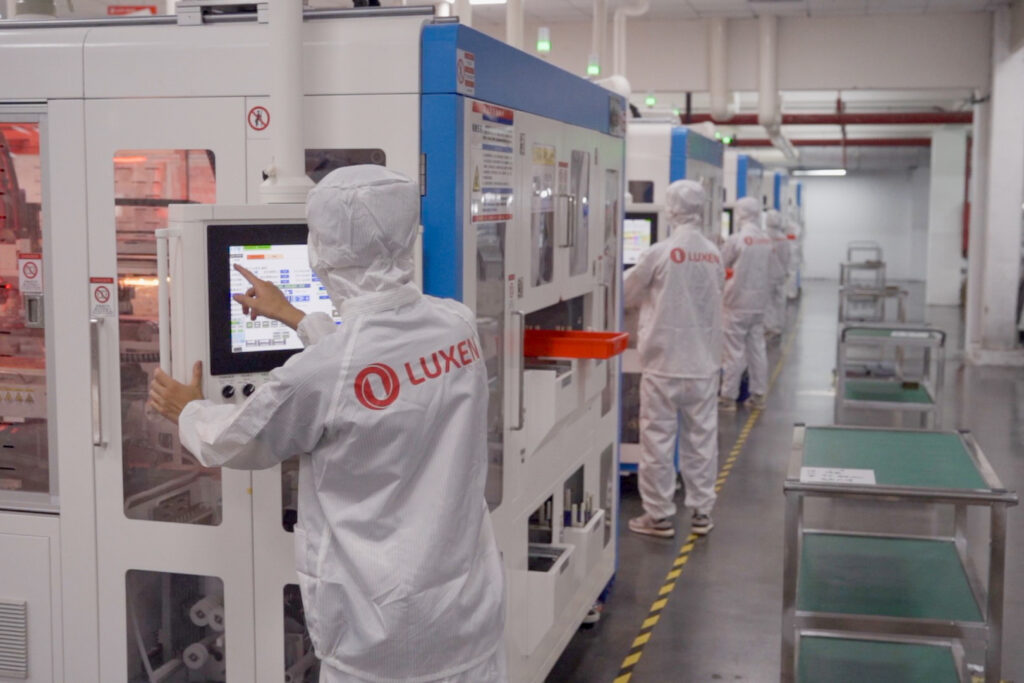 Linha de produção de módulos da Luxen. Imagem: Luxen Solar/Divulgação