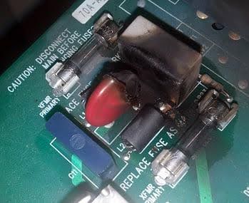 Figura 2: Varistor que danificou os componentes em torno dele