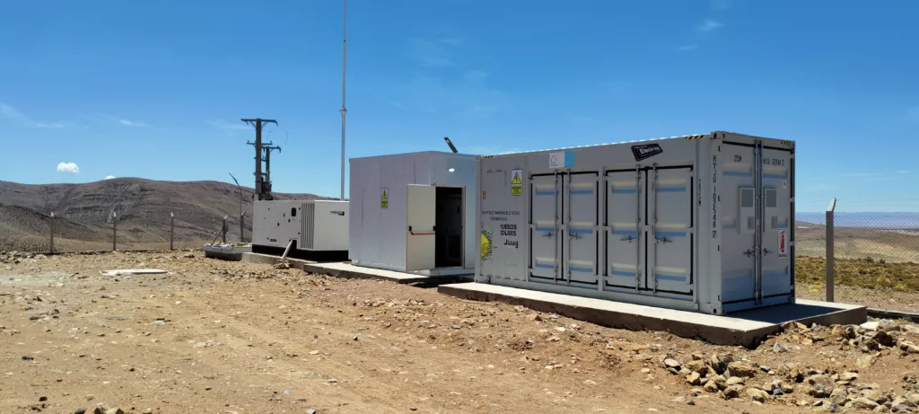 Contêiner ESS com dois inversores híbridos ATESS HPS50 em San Juan de Quillques. Imagem: ATESS Power/Divulgação