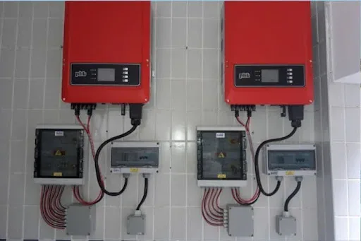 inversores fotovoltaicos presos em parede branca