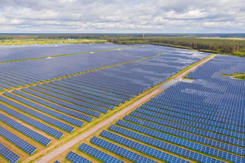 Energia solar atinge 45 GW e R$ 211,7 bi em investimentos