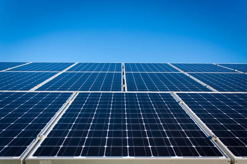 Primeira usina solar sob trilhos entrará em operação na Europa