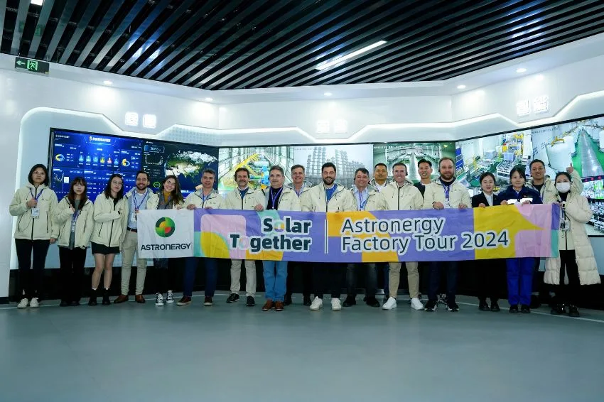 Astronergy recebe clientes em suas fábricas de silício e módulos na China