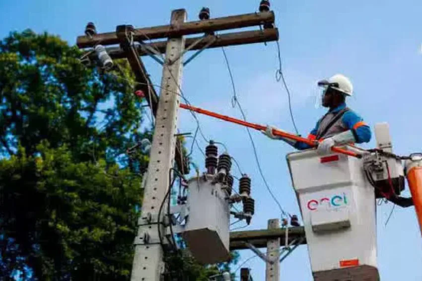 Enel-SP religa energia com voltagem errada e queima equipamentos de moradores