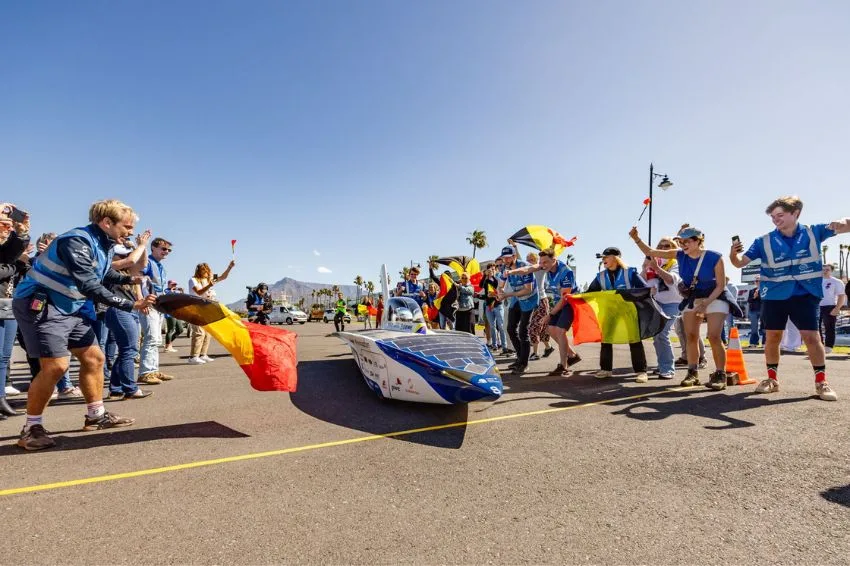 Estudantes belgas dominam competições com carro movido a energia solar