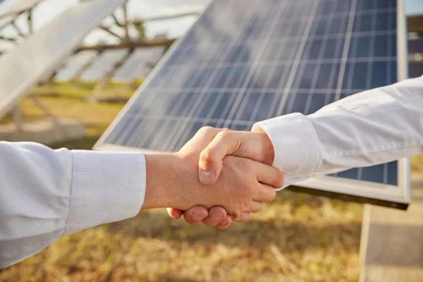 Parcerias estratégicas entre integradores e comercializadoras de energia no mercado livre
