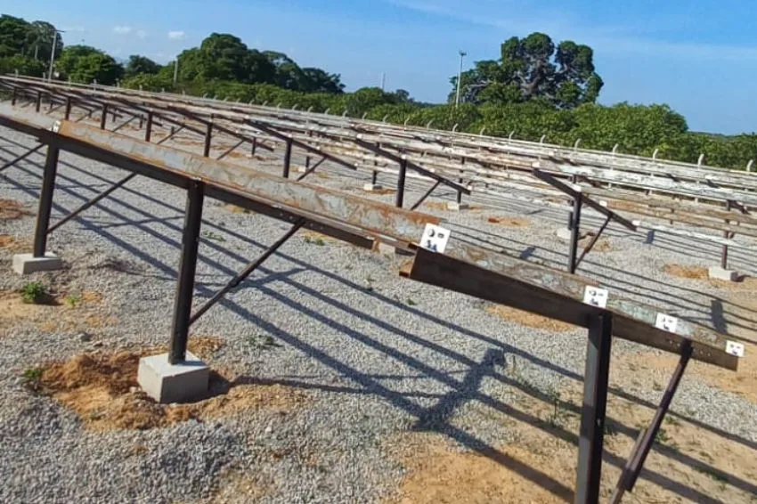Estruturas fotovoltaicas Conheça o aço resistente à corrosão