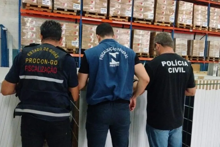 Inmetro apreende 5,3 mil painéis solares em galpão de distribuidora