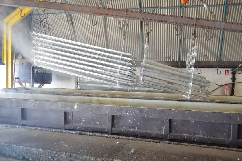 Pré ou pós-galvanizado Entenda qual aço garante maior durabilidade em usinas solares