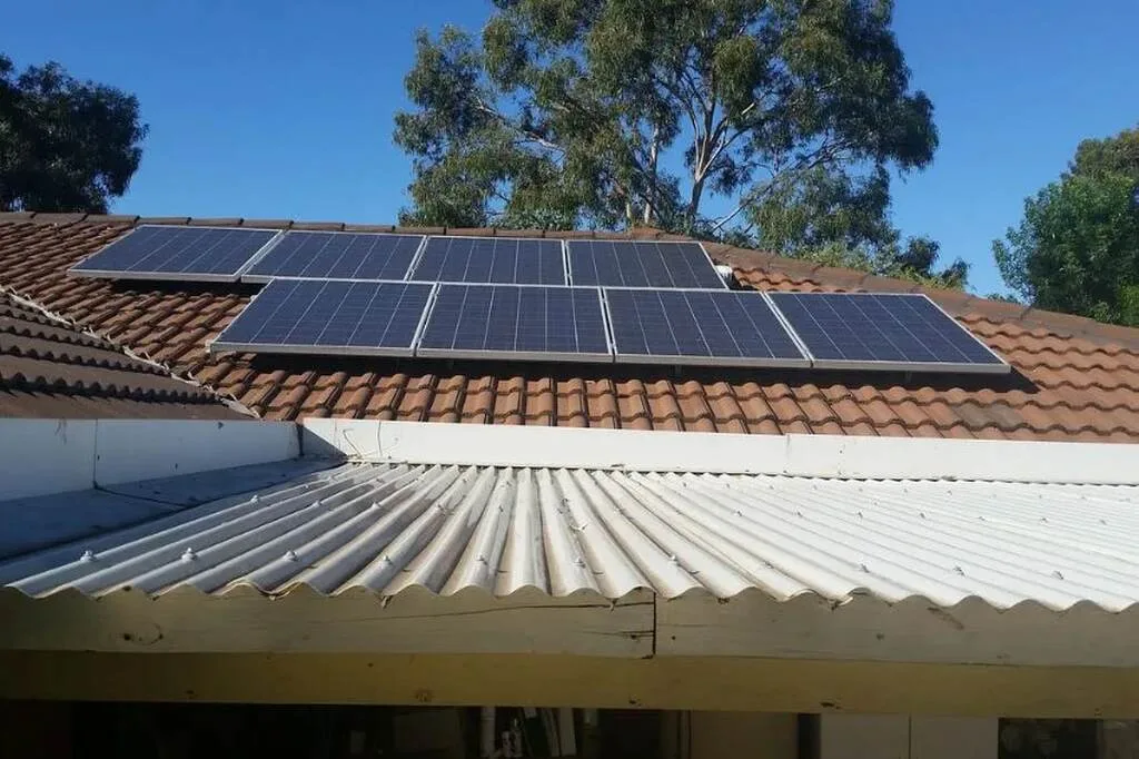 Instalação de sistema fotovoltaico em telhado residencial, um exemplo de como a homologação de energia solar é necessária para garantir a conexão à rede elétrica e a compensação de energia gerada.