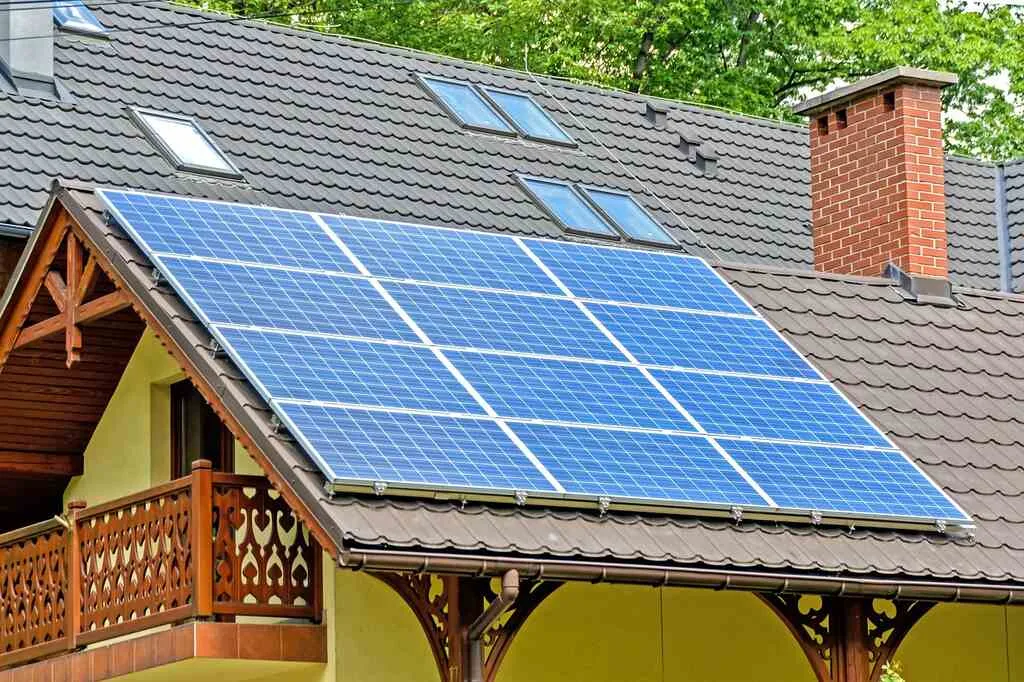 Telhado de uma casa com sistema fotovoltaico instalado, destacando a importância da homologação de energia solar para garantir o funcionamento correto do sistema e sua conexão à rede elétrica.