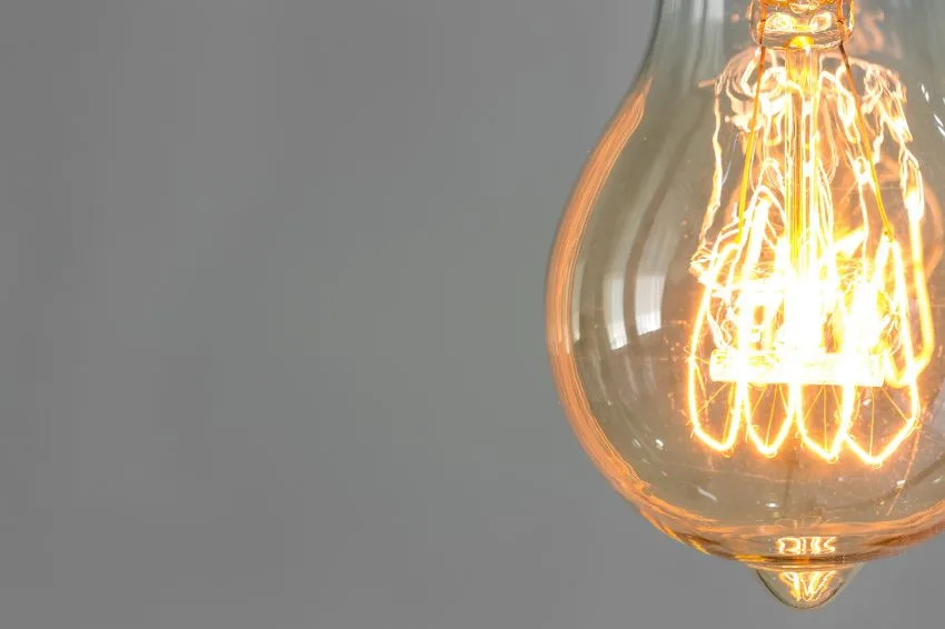 Conta de luz deve subir 4,67% em 2025, projeta TR Soluções