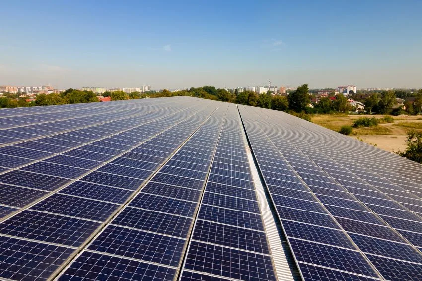 Energia solar movimenta R$ 57 bilhões e gera 500 mil empregos em 12 meses