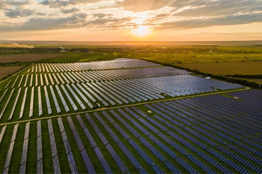 Instalações solares devem bater 698 GWp em 2025, projeta BloombergNEF
