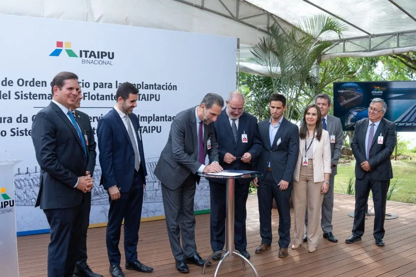 Itaipu assina ordem de serviço e autoriza implantação de usina solar flutuante