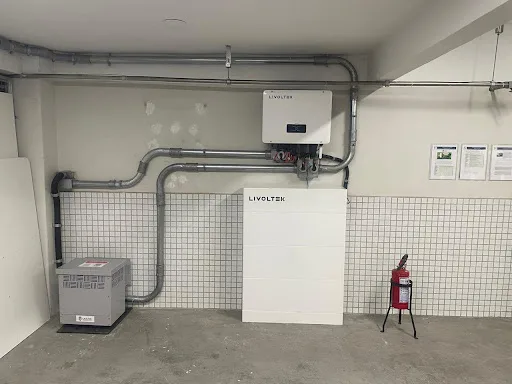 Sistema Hibrido instalado em Curitiba pela empresa Mepen, com potência de 15kW e 15,4 kWh de armazenamento. Foto: Livoltek