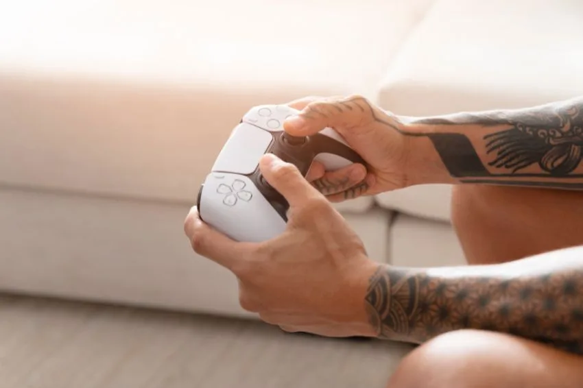 Sony registra patente de controle do PS5 com carregamento por energia solar