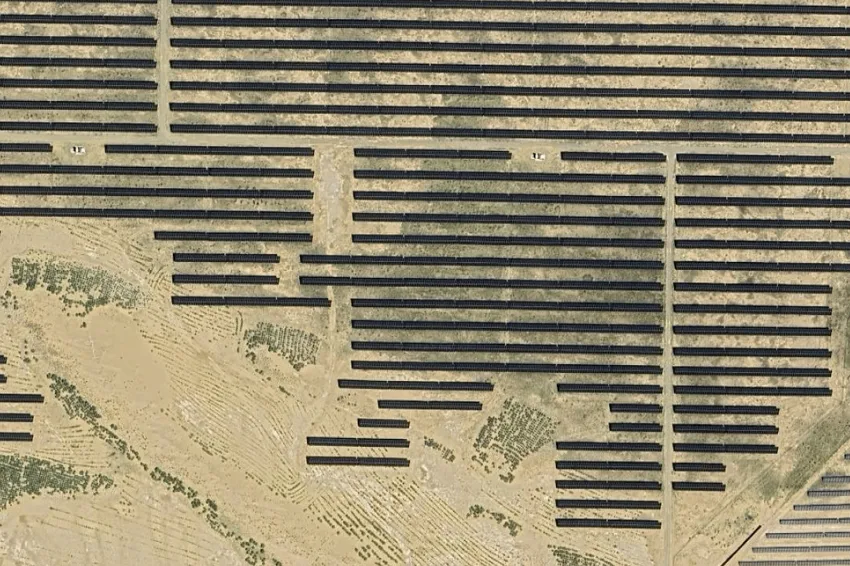 Usinas solares podem ajudar a revitalizar o solo do deserto, aponta estudo