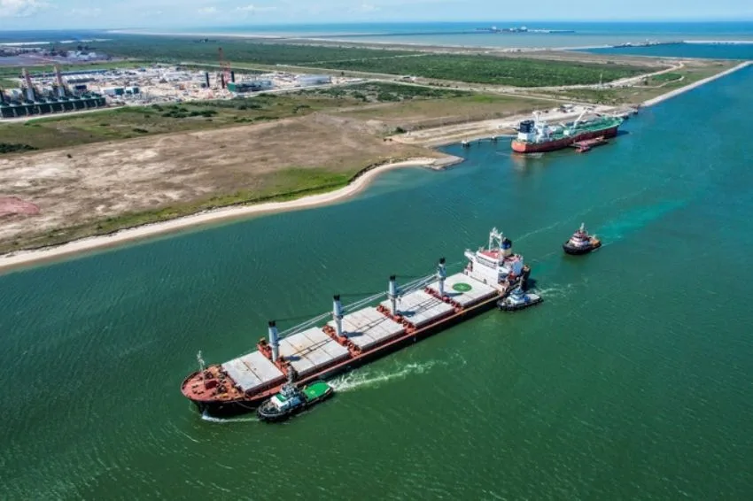Porto do Açu assina acordo para estudo de descarbonização do setor marítimo-portuário