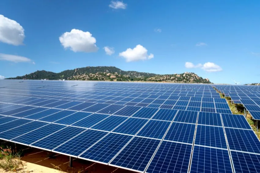 China adiciona 104,9 GW em energia solar no 1º quadrimestre de 2025
