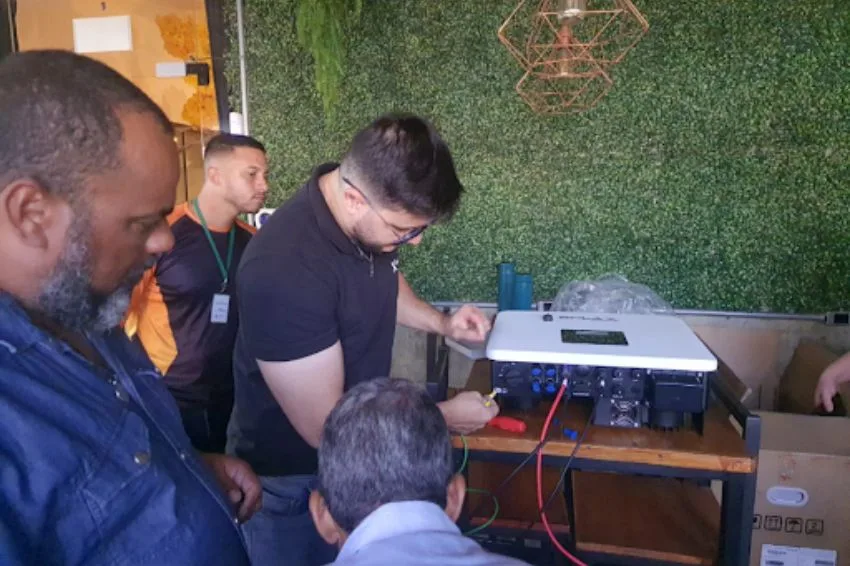 SolaX Power oferece treinamento gratuito sobre armazenamento em Uberlândia