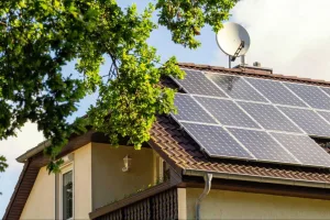 telhado de casa com placa de energia solar