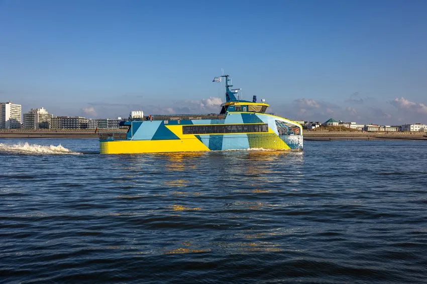 Canal Solar - Balsa elétrica de produção alemã opera com energia solar