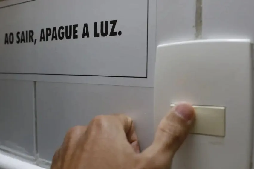 Canal Solar - Conta de luz sobe 177% em 15 anos no Brasil e fica 45% acima da inflação