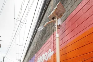 Comunidade em Guarulhos (SP) recebe instalação de postes de energia solar