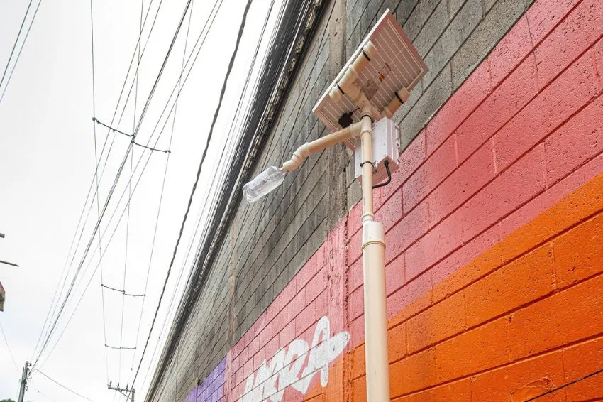 Comunidade em Guarulhos (SP) recebe instalação de postes de energia solar