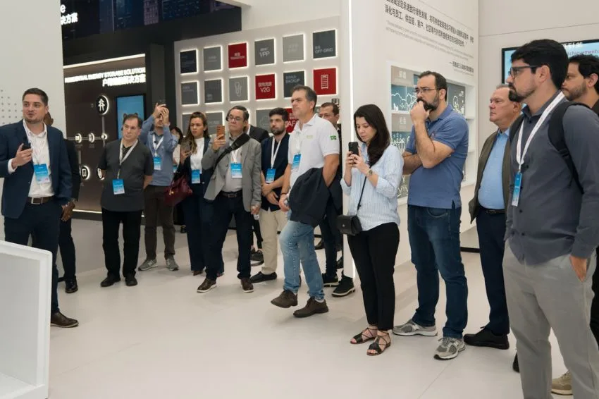 Canal Solar - GoodWe recebe delegação sul-americana e reforça parceria em visita à fábrica na China