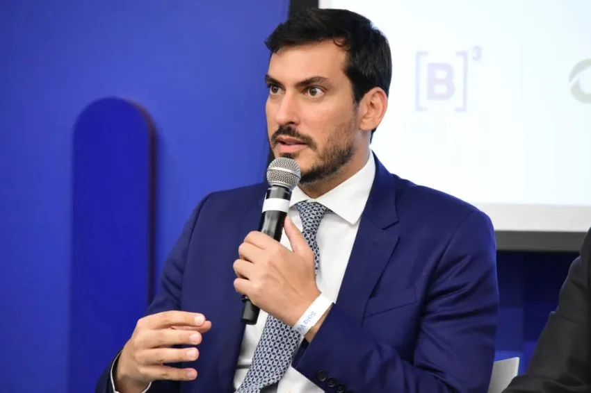 Canal Solar - Secretário do MME defende política nacional para atrair investimentos em data centers