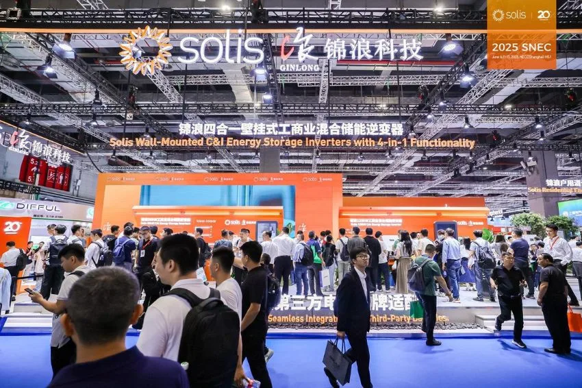 Canal Solar - Solis exibe inversor wall-mounted e plataforma de energia com IA na SNEC
