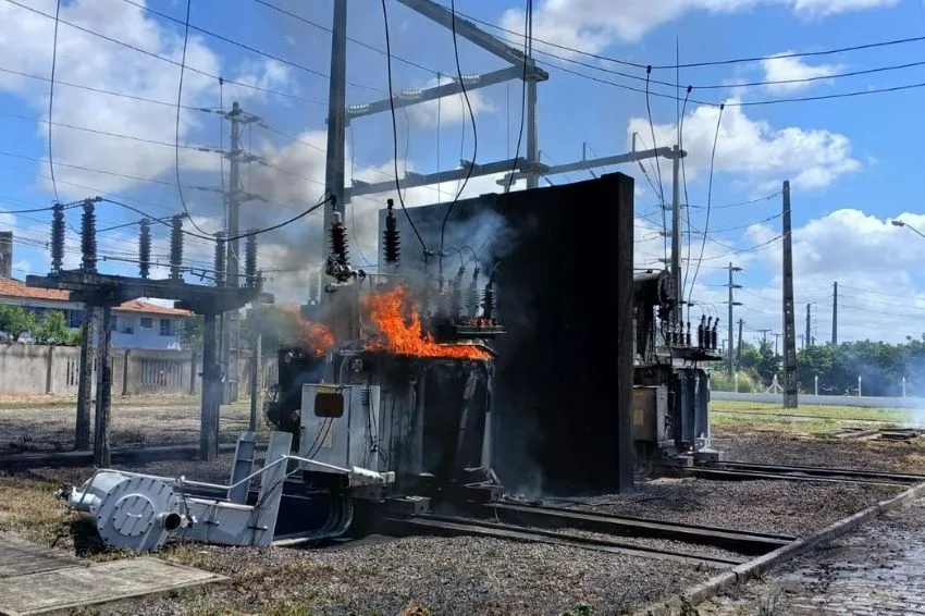 Canal Solar -Subestação de energia pega fogo e explode dentro de campus universitário