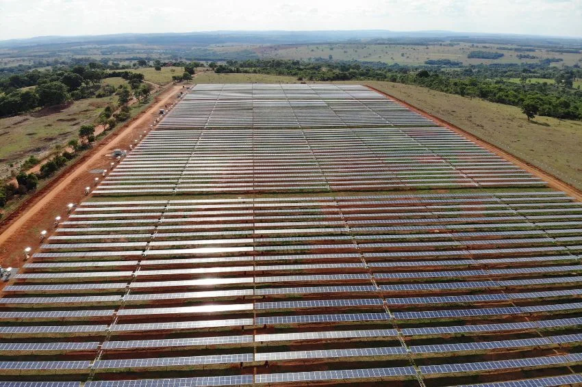 Empresas de telefonia ampliam uso de energia solar e reforçam compromisso com a transição energética no Brasil