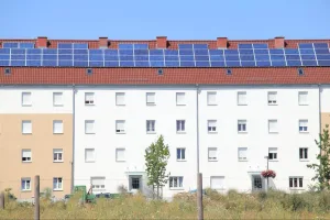 Placas de energia solar com telhado de condomínio