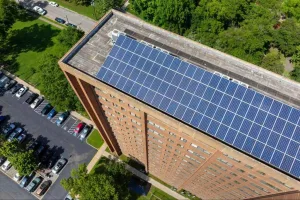 Telhado de condomínio com placas de energia solar