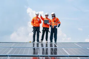 Homens trabalhando com manutenção de placa solar 