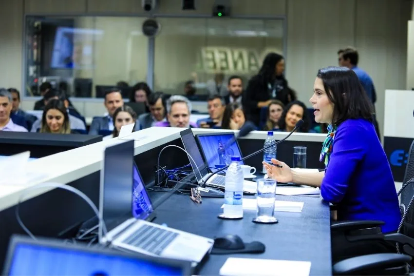 Canal Solar - Após seis meses, Ludimila Silva deixa diretoria da ANEEL