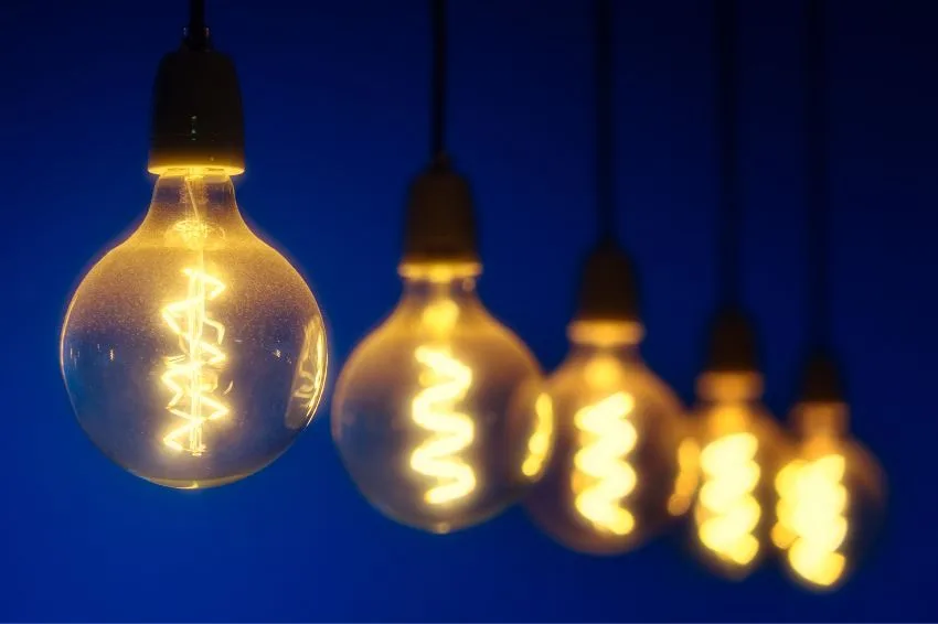 Canal Solar - Aumento da conta de luz no século é quatro vezes maior que o da inflação