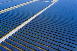 China age para estabilizar mercado solar e frear guerra de preços