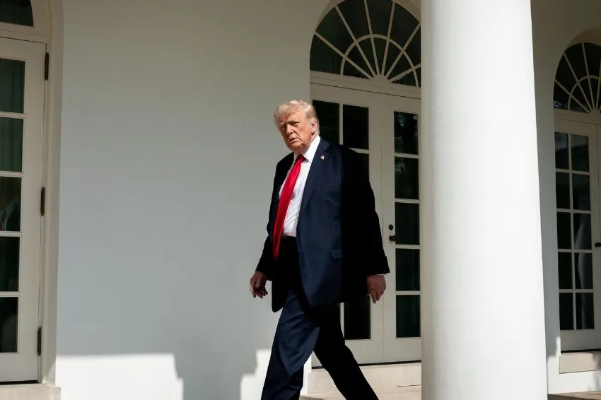 O presidente dos Estados Unidos, Donald Trump, anunciou nesta terça-feira (15) um pacote de investimentos de US$ 92 bilhões para fortalecer o ecossistema de IA (inteligência artificial) no país. Um dos principais focos do plano é garantir segurança e capacidade energética suficiente para suportar o crescimento acelerado de datacenters, que têm elevado consumo de eletricidade nos Estados Unidos. A proposta inclui medidas para ampliar a geração de energia, modernizar a rede elétrica e implementar programas de qualificação profissional voltados à IA. O anúncio foi feito durante a inauguração da Cúpula de Energia e Inovação da Pensilvânia, na Universidade Carnegie Mellon, em Pittsburgh. O encontro reuniu executivos de grandes empresas de tecnologia e de energia. Entre os destaques está o compromisso da Google de investir US$ 25 bilhões na construção de novos data centers voltados à IA na Pensilvânia e regiões próximas. A empresa também anunciou uma parceria com a gestora de ativos Brookfield Asset Management para modernizar duas usinas hidrelétricas no estado, somando 670 MW de capacidade à rede regional. Corrida contra a China Desde o início de seu segundo mandato, Trump vem adotando uma estratégia agressiva para consolidar a liderança dos Estados Unidos na corrida global pela IA. A agenda inclui estímulo a investimentos privados, flexibilização de normas regulatórias e aceleração de licenciamento de grandes projetos tecnológicos. Em janeiro deste ano, o governo americano lançou o projeto Stargate, que prevê US$ 500 bilhões em investimentos em infraestrutura de IA nos próximos anos, em resposta ao avanço de competidores como a China. No começo do ano, empresas chinesas - como a DeepSeek - chamaram a atenção no mercado global com modelos de IA de baixo custo, algo que reforçou a pressão sobre os Estados Unidos para manter a sua liderança tecnológica. Durante o evento desta terça-feira, Trump reforçou a mensagem de que os EUA não podem perder a dianteira para a China no campo da inovação tecnológica.