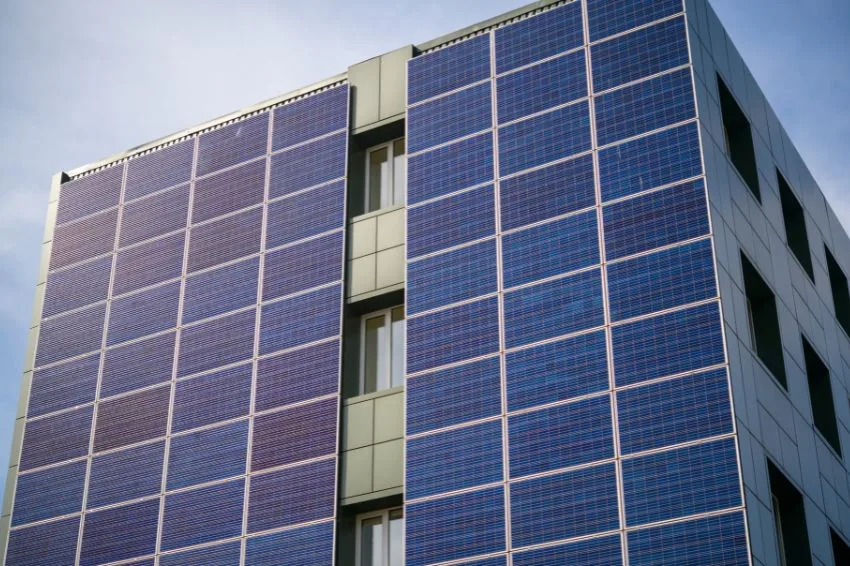 Mercado de energia solar integrada em edifícios deve ultrapassar US$ 40 bilhões até 2029