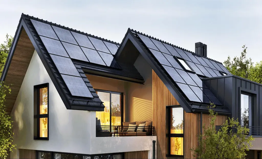 Casa contemporânea com ampla cobertura de energia solar residencial no telhado