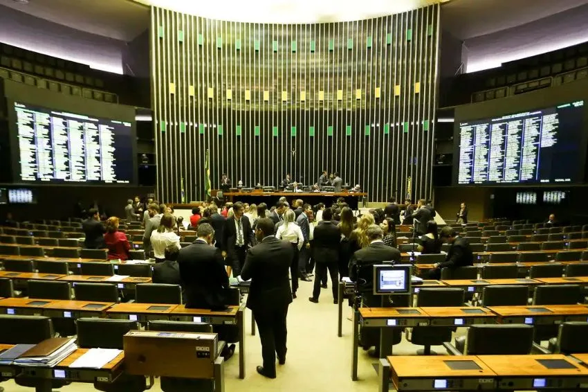 Canal Solar - Congresso adia análise da MP da reforma do setor elétrico