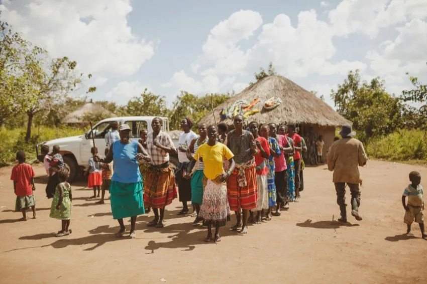 Uganda aposta na energia solar com baterias para combater desigualdade energética